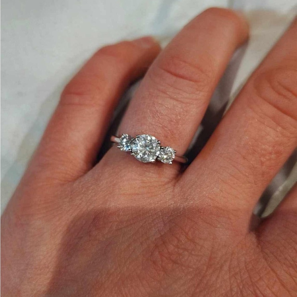 Stunning 1.6ct Moissanite Ring in 925 Sterling Silver